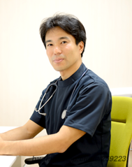 にじいろ子どもクリニックの潟山亮平院長先生の写真