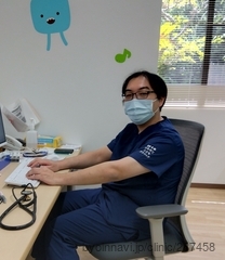 つきだてこどもクリニックの高橋俊成院長先生の写真