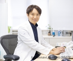 さけみ内科・内視鏡IBDクリニックの酒見泰介院長先生の写真