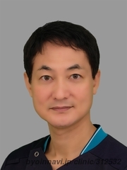 博多すみよし形成外科 まぶたとヒフのクリニックの岡潔院長先生の写真