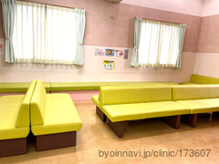 えいご皮フ科 四日市院の外観/院内の写真