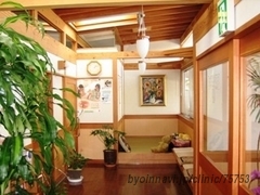 内田皮ふ科の外観/院内の写真