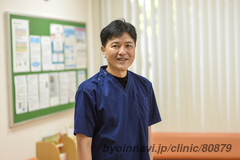 野村医院の野村佳克院長先生の写真