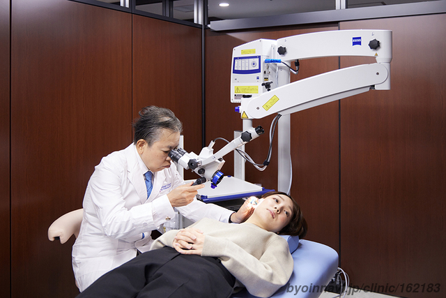 コレージュクリニック ザ・ペニンシュラ東京の都筑俊寛院長先生の写真