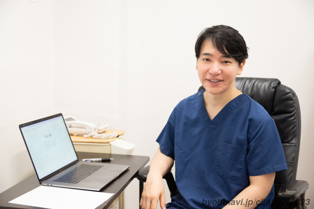 アルモ形成クリニックの内田直宏院長先生の写真