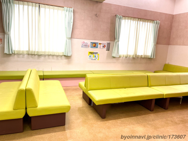 えいご皮フ科 四日市院の外観/院内の写真