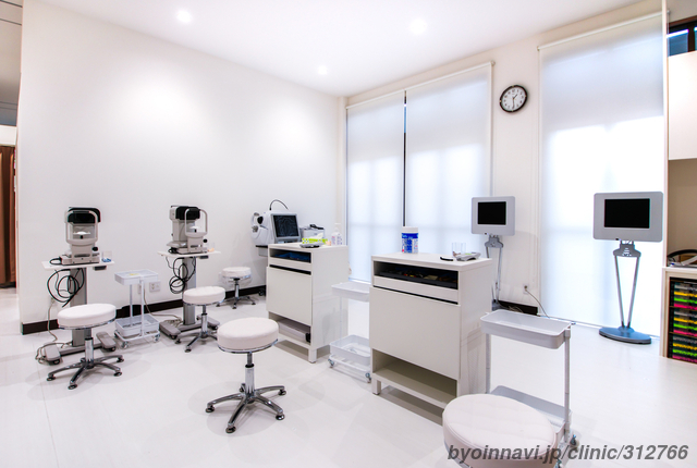 とみだ眼科四日市の外観/院内の写真